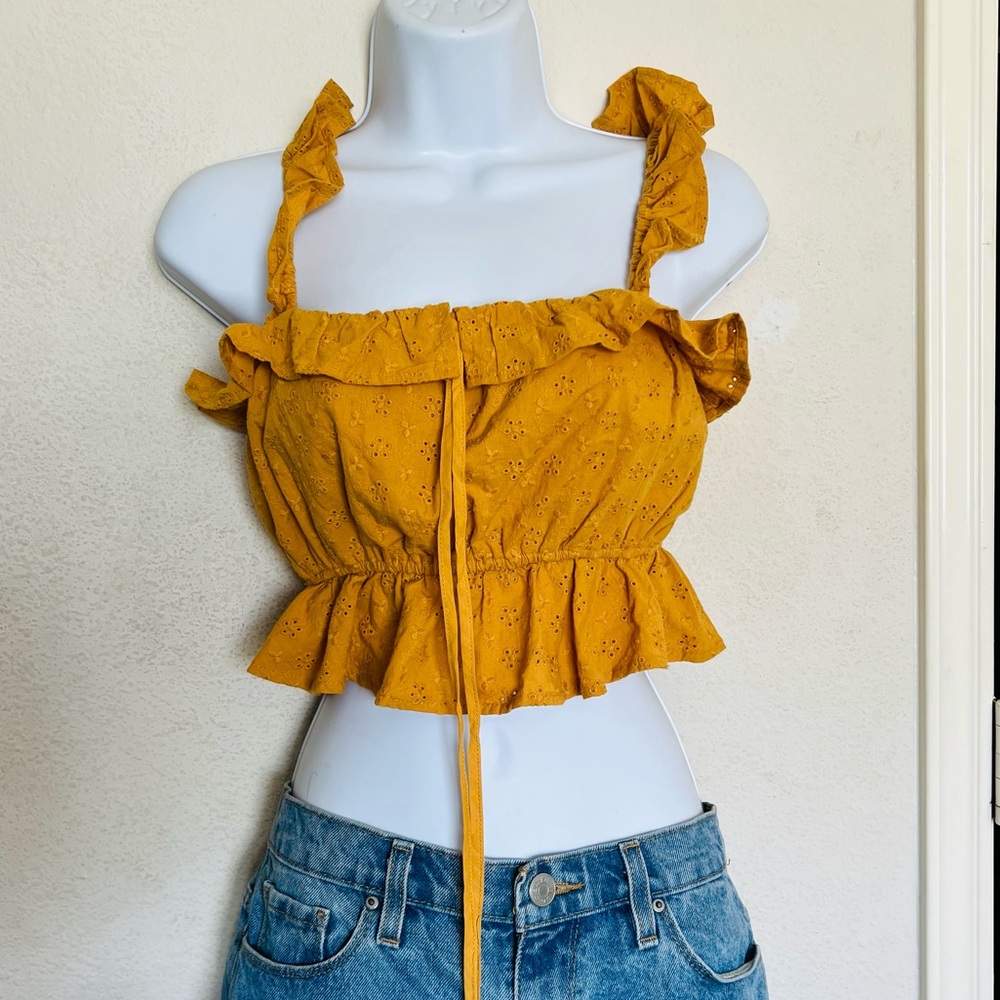 🌼Beautiful yellow crop top!🌼